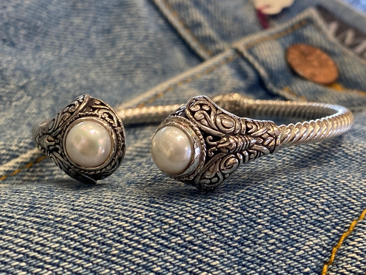 Freshwater pearl hinged cuff